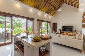 Premium villa, 4 slaapkamers | Woonruimte | Flatscreentelevisie en een dvd-speler