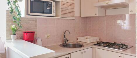 Mikroaaltouuni, leivänpaahdin, syöttötuoli