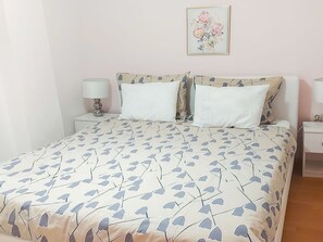 2 室のベッドルーム、旅行用ベビーベッド、WiFi (無料)