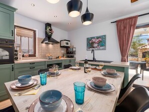 Four à micro-ondes, un four, lave-vaisselle, chaise haute