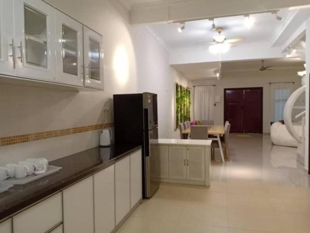 Fridge, cookware/dishes/utensils