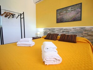 2 slaapkamers, een strijkplank/strijkijzer, reisbedje, gratis wifi