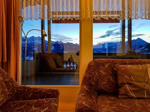 TV, fireplace - Cosy apartment for 4 people with WIFI, TV, balcony and panoramic view (Mauren)