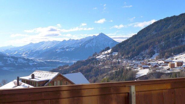 A mountain town with snow-covered buildings and a clear view of snow-capped mountains in the background. - Beautiful apartment for 4 guests with WIFI, TV, balcony and panoramic view (Mauren)