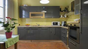 Mikrowelle, Ofen, GeschirrspĂŒler, Hochstuhl