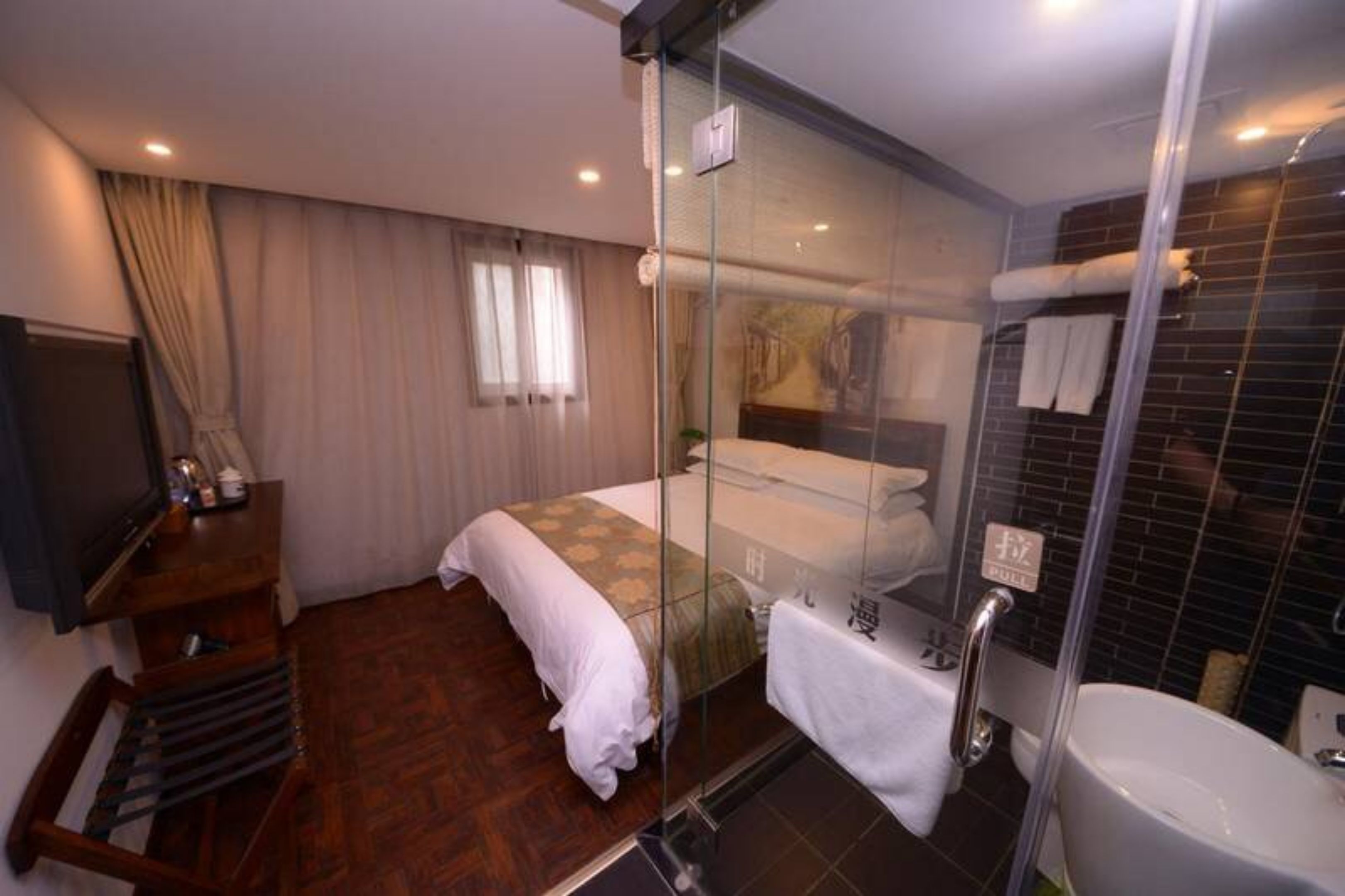 Cortinas opacas y wifi gratis