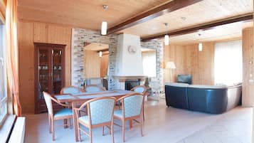 Casa de campo Premium | Sala de estar | Una televisión de pantalla plana