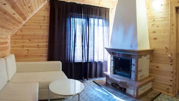 Suite, balcón | 2 dormitorios, caja fuerte, escritorio y sistema de insonorización