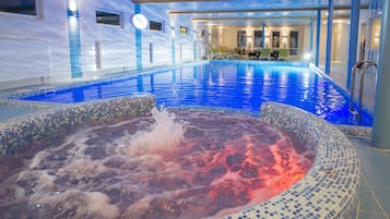 Una piscina cubierta, tumbonas