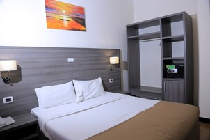 Caja fuerte, escritorio, wifi gratis y ropa de cama