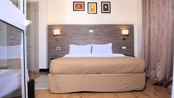 Caja fuerte, escritorio, wifi gratis y ropa de cama