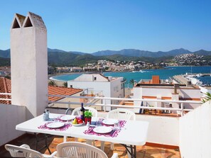 Outdoor dining - Lovely apartment for 5 people with TV and terrace (Llançà)