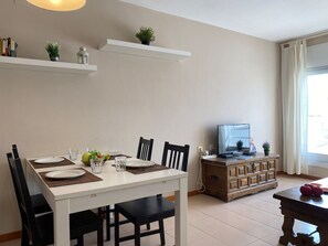 Dining - Lovely apartment for 5 people with TV and terrace (Llançà)