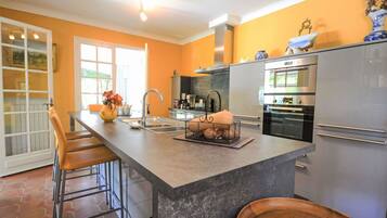 Een koelkast, een microgolfoven, een oven, een vaatwasser