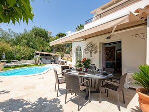 Outdoor dining - Beautiful private villa for 6 guests with A/C, private pool, hot tub, WIFI, TV and terrace (La Garonnette-plage)
