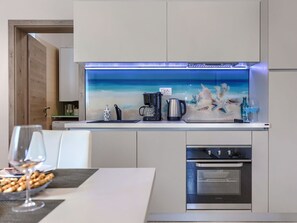 Kjøleskap, mikrobølgeovn, ovn og oppvaskmaskin