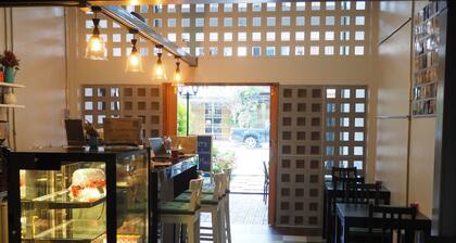 Hybrit Hostel & Cafe