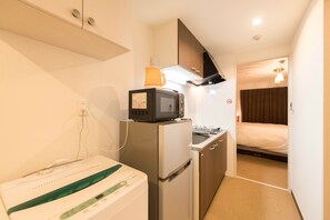 Chambre Standard avec lits jumeaux | Cuisinette privée | Réfrigérateur, four à micro-ondes, surface de cuisson, plaque chauffante
