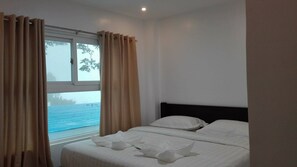 Minibar, in-room safe, desk, blackout drapes - Bikyeong Hotel and Restaurant (Tagaytay)