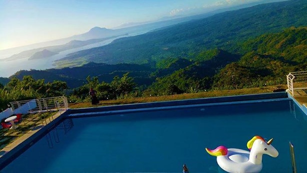 Piscina com vista para uma paisagem montanhosa.