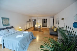 Apartamento urbano, 1 cama de casal e sofá-cama, vista para a cidade | Área de estar | TV de tela plana