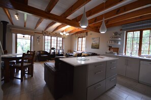 Fridge, microwave, stovetop, cookware/dishes/utensils - Houtkapperspoort Country Cottages (Cape Town)
