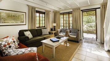 Rosewood Cottage | In-room safe, iron/ironing board, free WiFi