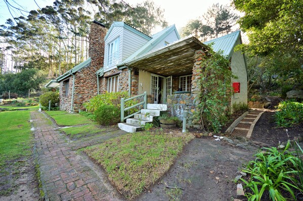 Hydrangea Cottage | View from room - Houtkapperspoort Country Cottages (Cape Town)