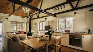 Cottage | Dineren op de kamer