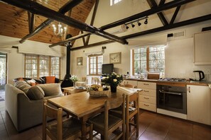 Oregon Cottage | In-room dining