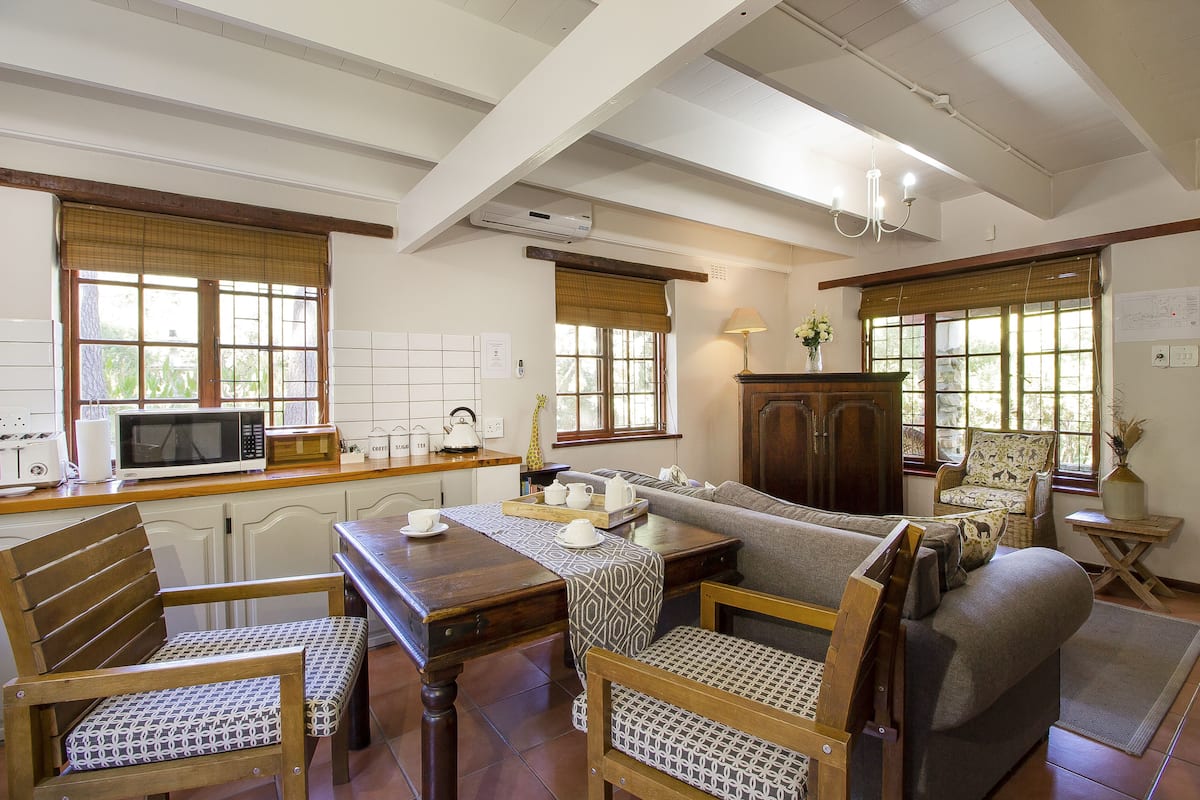 Tina's Cottage | In-room dining