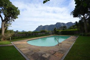 Outdoor pool - Houtkapperspoort Country Cottages (Cape Town)