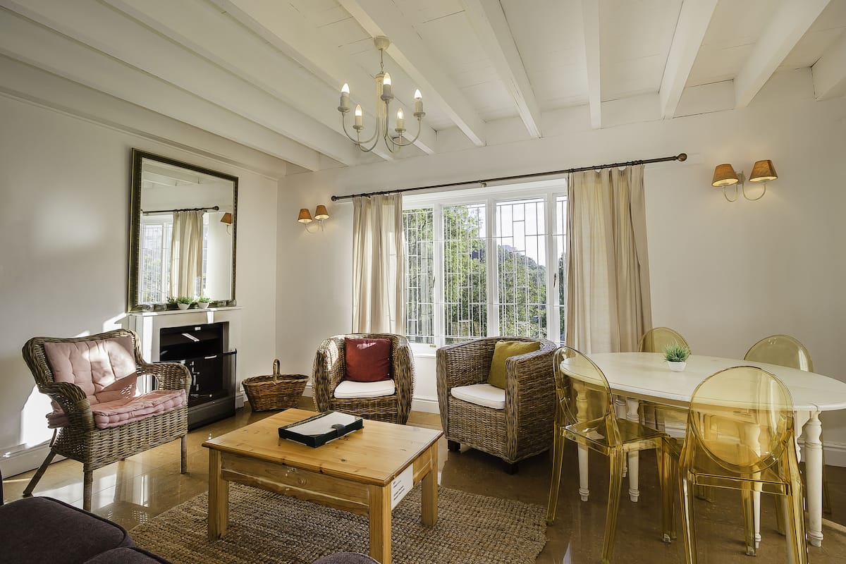 Azalea | Living room