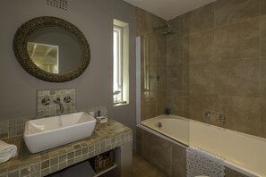 Shower, free toiletries - Houtkapperspoort Country Cottages (Cape Town)