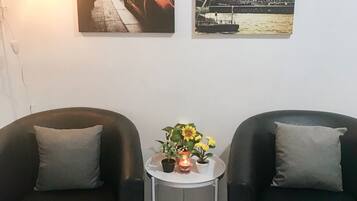 House, 3 Bedrooms | Living room | Flat-screen TV