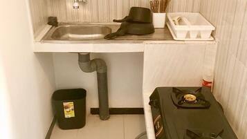 House, 3 Bedrooms | Private kitchenette | Fridge, stovetop, rice cooker