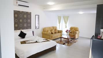 Family Suite | Free minibar, in-room safe, desk, iron/ironing board