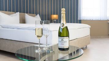 Junior Suite, 1 Bedroom, Non Smoking | Hypo-allergenic bedding, individually decorated, individually furnished