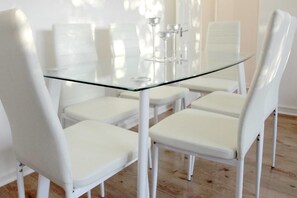 City-Apartment, 2 Schlafzimmer, Nichtraucher | Essbereich im Zimmer