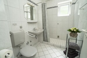 Douche, sèche-cheveux, serviettes fournies, savon