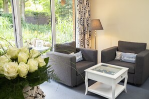 Premium bedding, individually decorated, individually furnished - Apartment-Hotel Dieksee Eck (Malente)