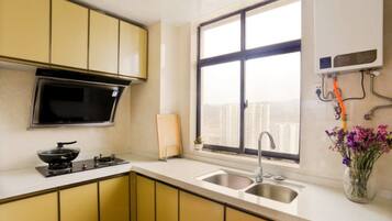 Kühlschrank, Wasserkocher, Reiskocher, Kochgeschirr/Geschirr/Besteck