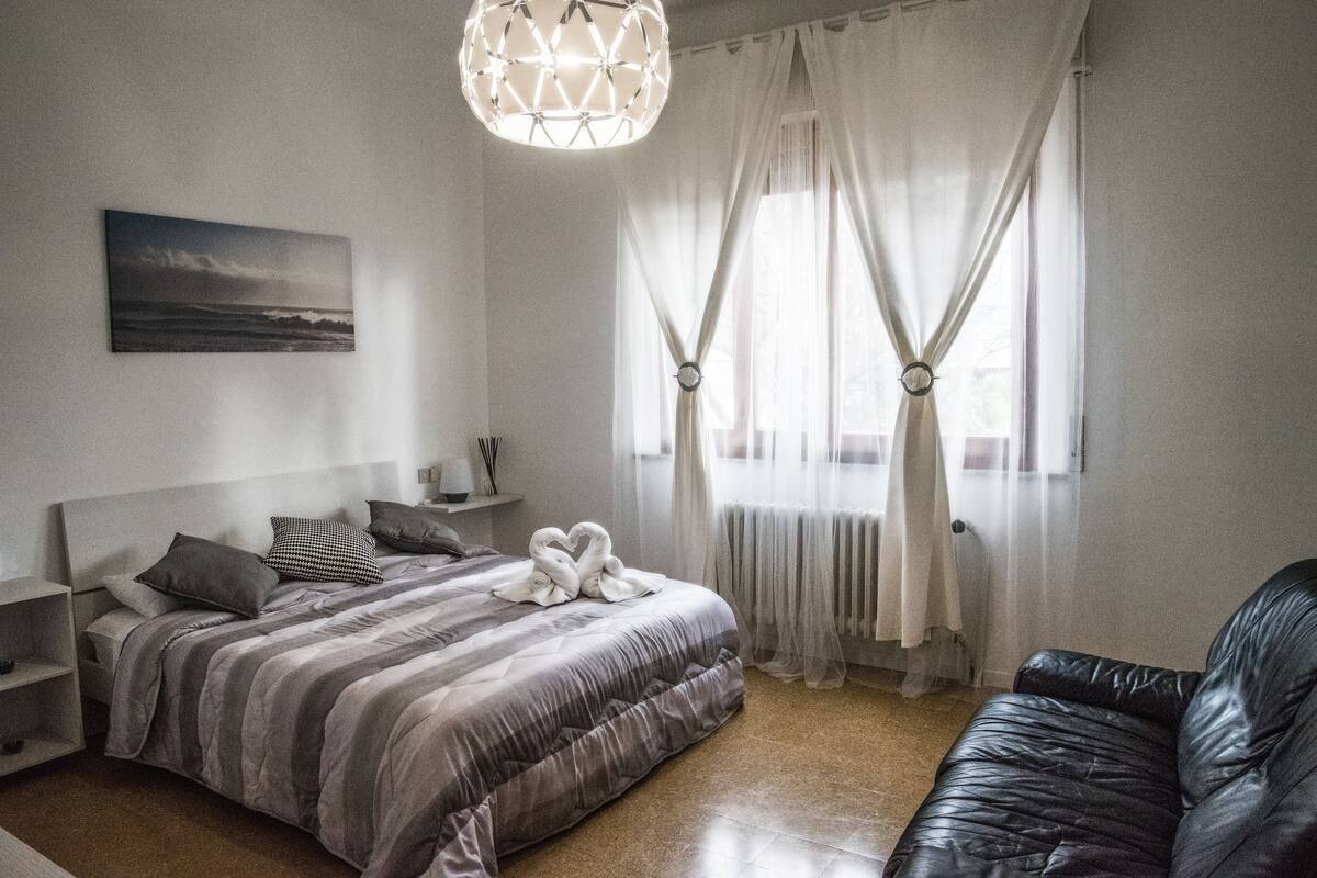 Ropa de cama de alta calidad, cubrecamas, minibar y muebles diferentes