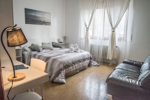 Ropa de cama de alta calidad, cubrecamas, minibar y muebles diferentes