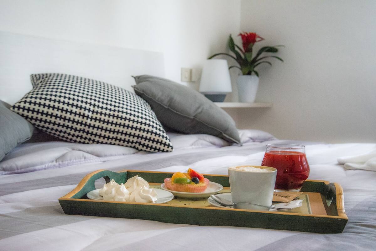 Ropa de cama de alta calidad, cubrecamas, minibar y muebles diferentes