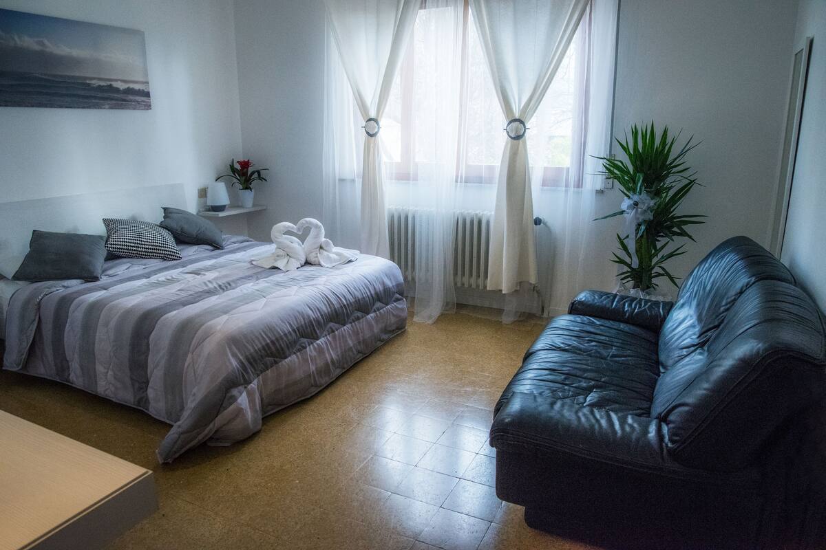 Ropa de cama de alta calidad, cubrecamas, minibar y muebles diferentes