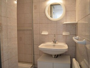 Bathroom - Beachside Studio with Pool, Parking & Balcony - Argelès-sur-Mer (Argelès-sur-Mer)