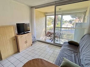 Living area - Beachside Studio with Pool, Parking & Balcony - Argelès-sur-Mer (Argelès-sur-Mer)