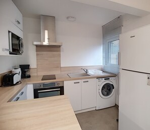 Fridge, microwave, oven, stovetop - Charming Renovated Studio with Terrace Near Thermal Baths, Town Center, and Nature Trails (Lamalou-les-Bains)