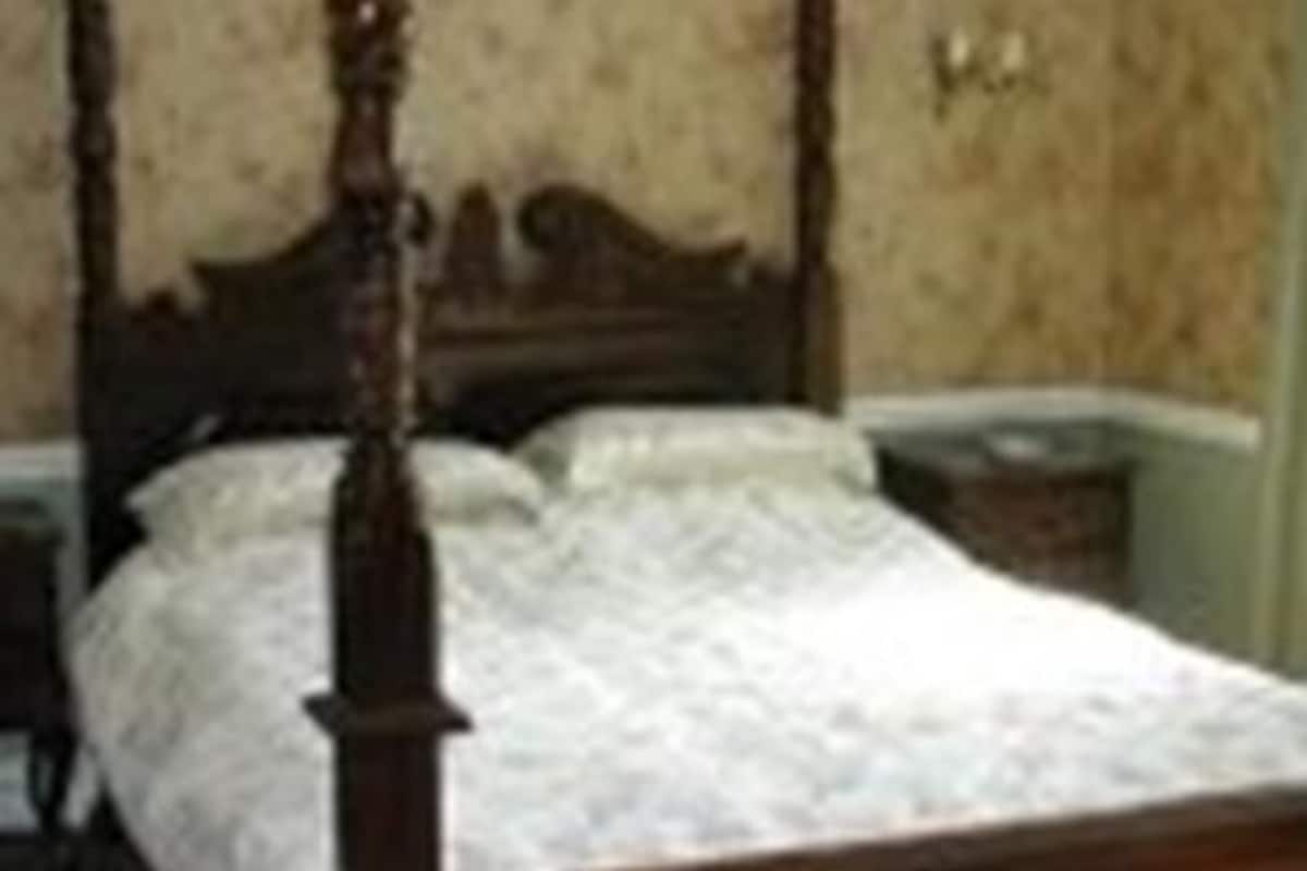 double room, ensuite (four poster )